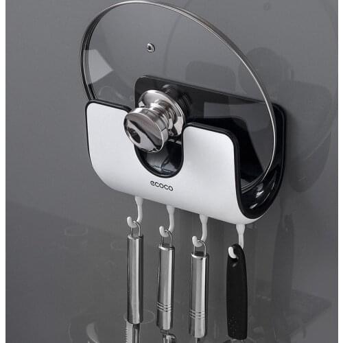 On the kitchen wall, there are shelves, household utensils, household utensils and kitchenware