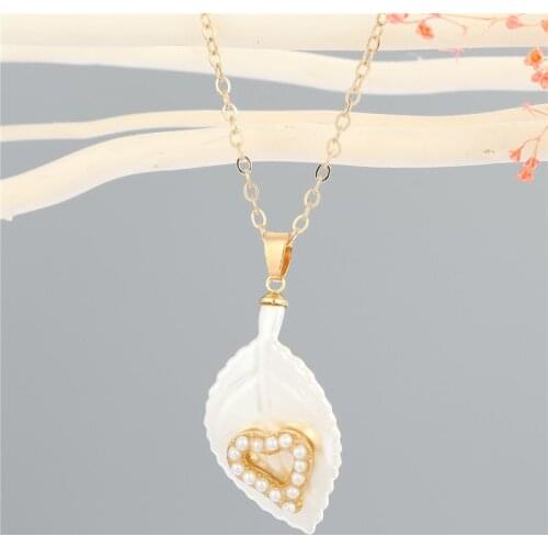 1PC Unique Bohemia White Shell Leaves Necklace For Women Irregular Imitation Pearls Heart Pendant Choker Chain Jewelry N157