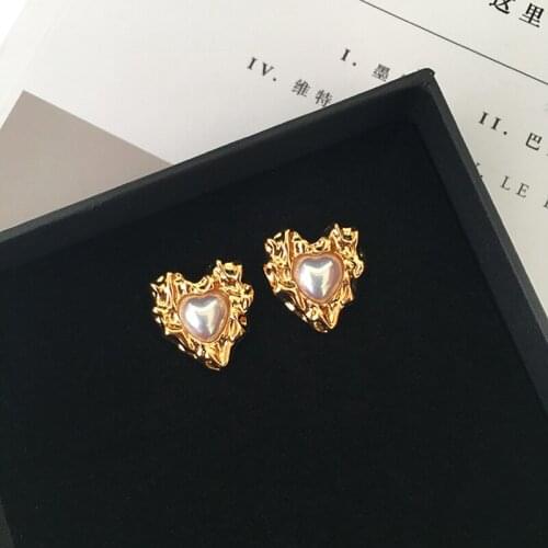 Real gold plated temperament cold high-end vintage French metal fold pearl irregular love earrings ins earrings