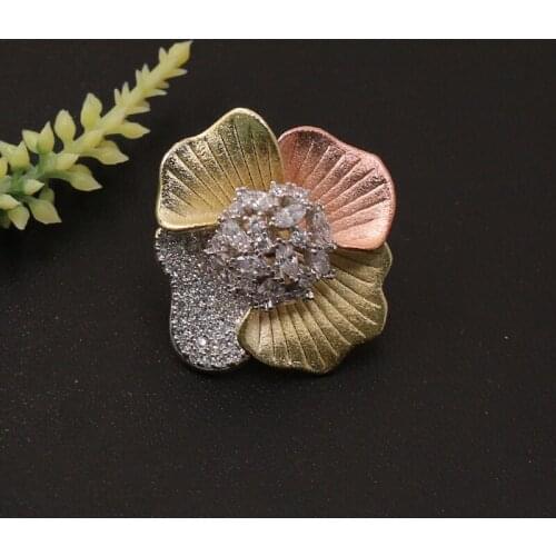 Lanyika Fashion Jewelry Irregular Exquisite Square Flower Brooch Pin for Engagement Wedding Micro Paved Zircon Popular Gifts