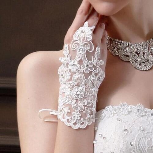 New Arrival Ivory Bride gloves Lace Appliques Beaded Cheap lace gloves Sexy Wedding accessories Novia Bridal gloves