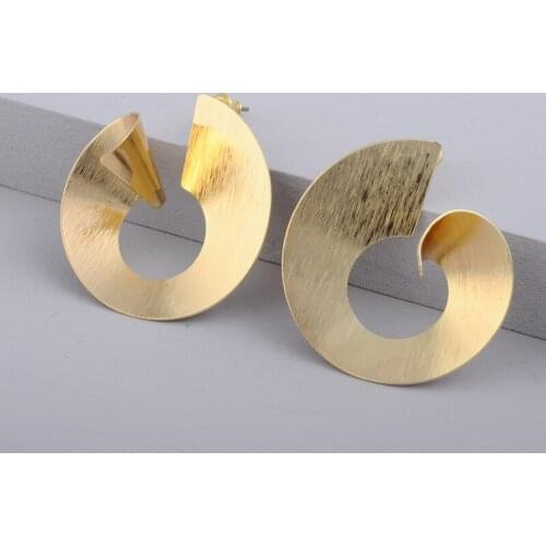 2020 New Fashion Simple Geometric Irregular Stud Earrings Spiral Female Punk Brincos European Ear Stud Earring For Women Party