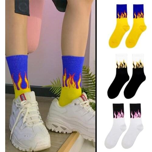 Fashion unisex street style with fire socks fun flame pattern skateboard hip hop man cotton socks happy woman long socks