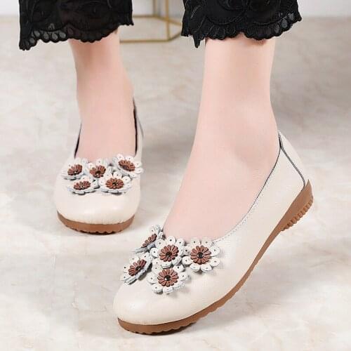 Womens Leather Soft Bottom Comfortable Womens Shoes Flat Shoes Casual Leather Shoes for Middle-Aged and Elderly People Flower
