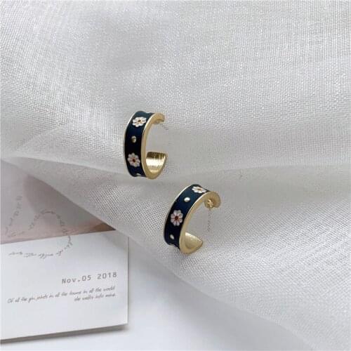 DoreenBeads Romantic Daisy Earrings For Women Flower Series Jewelry Earrings Black C Shape Daisy Flower Jewelry Charms 18m