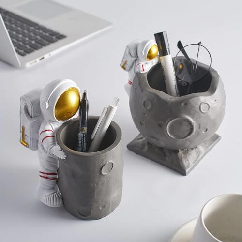 Creative Resin Spaceman Astronaut Pen Holder Desktop Office Storage Card Stand Clips Pencil Holder Desk Decoration Ornaments
