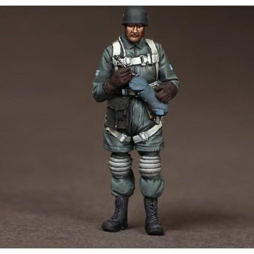 1/35 Officer Fallschirmjager at the airfield, Resin Model Soldier GK, WWII military theme, Unassembled and unpainted kit