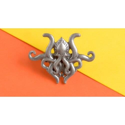 " The Call of Cthulhu " Octopus Brooch Alloy Fashion Pin Custom Lapel Pin Badge Mythos Horrific Novel Jewelry Gift Fans