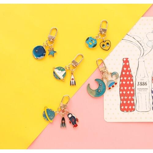 CHUNOU Novelty Astronaut Rocket Planet Spaceman Universe Stars Moon Key Ring Keychain For Astrophile Souvenir KeyChains llavero