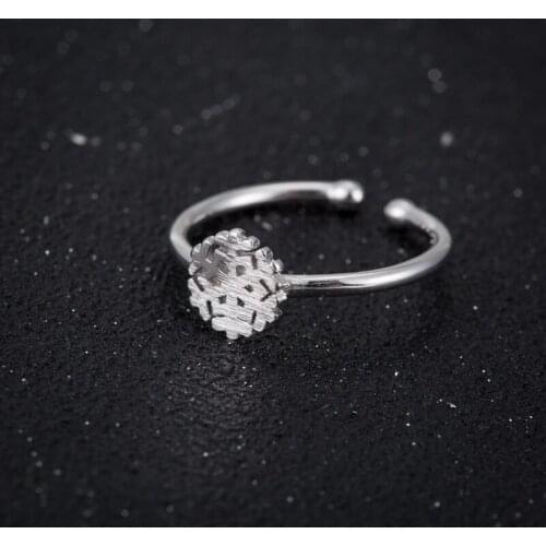 Yiustar New Fashion Snowflake Ring With White Romantic Snow Flower Floral Finger Rings Fine Jewelry Encircle