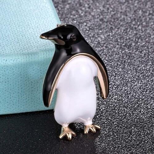 Zlxgirl New arrival Lovely Penguin Shape Animal Brooches Black & white Enamel scarf pins brooch women men couple gifts hats pin