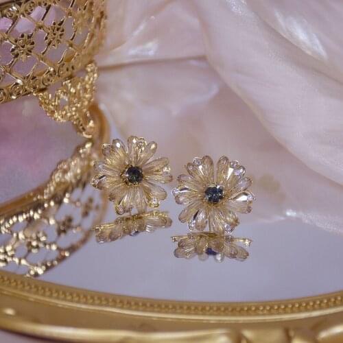 2020 New Fahion Womens Earrings Delicate Flower Shape Earrings for Women Bijoux Korean Boucle Weeding Gifts Jewelry Wholesale