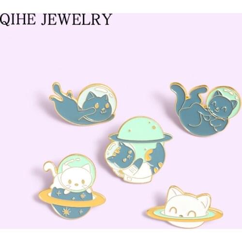 Astronaut Cat Enamel Pin Space Universe Cartoon Animal Brooches Backpacks Lapel Pin Cute Metal Badge Jewelry Gift for Friends