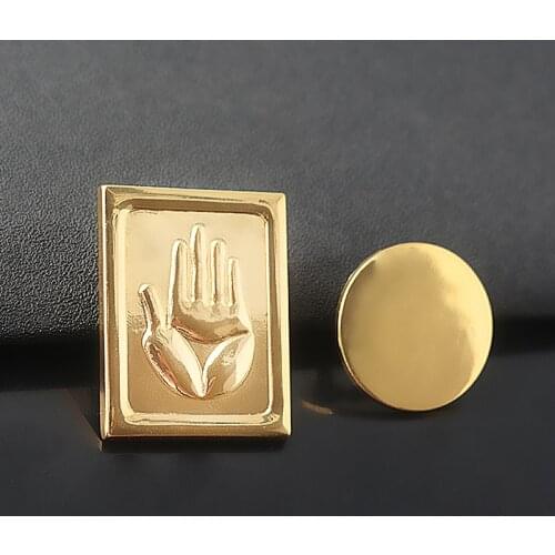 Hot Sale Anime JoJos Bizarre Adventure Brooch Kujo Jotaro Hat Gold Metal Badge Pin For Women Men Cosplay Accessory Gift
