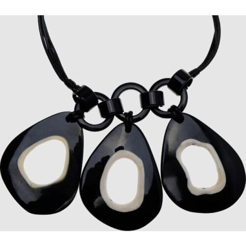 Amorita boutique Black petal pendant chain