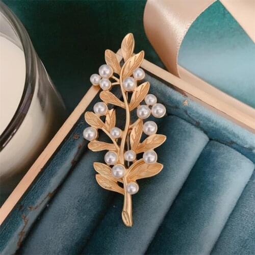 New Designs Pearl Leaves Matte Metal Autumn Brooches Personalities Beautiful Unique Pins Mujer Gift Decorative