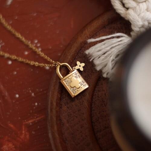 2021 New Design Womens Delicate Vintage Taste Embossing Flower AAA Zircon Paved Lock Charm Necklace Stainless Steel Necklace