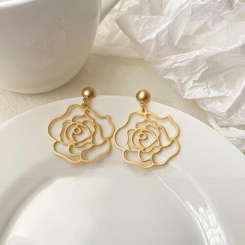 SRCOI Exquisite Hollow Metal Rose Flower Drop Earrings Retro Ladies Matte Gold Color Floral Pendant Earrings Fashion Jewelry
