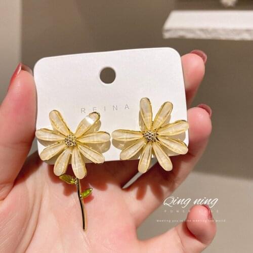 Korean fashion jewelry exaggerated personality daisy earrings asymmetric flower earrings temperament design earrings for women