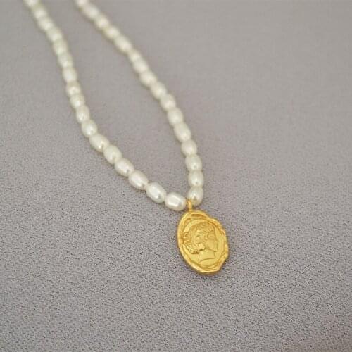 French retro queen head gold coin freshwater rice pearl feminine temperament short necklace clavicle chain tide