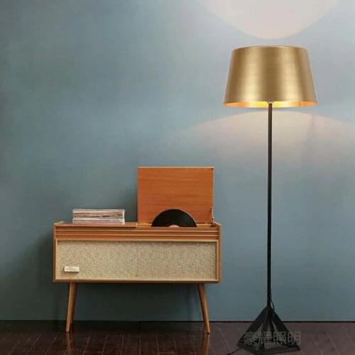 Nordic Triangle Iron Floor Lamp Office Bedside Table Desk Desk Simple Fashion Classic Atmosphere Sands Series Lights LU725225