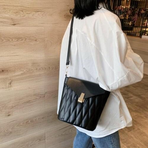 Autumn and winter black handbag 2020 new Joker shoulder messenger bag fashion rhombic bucket bag