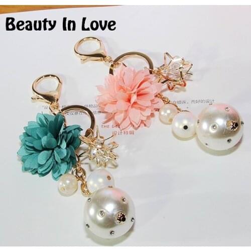 Camellia Daisy Pearl Chain Keychain Bag Pendant Bag Holder Crytals Strass For Women Bag Flower Charm Key Chain Buckle Key Ring