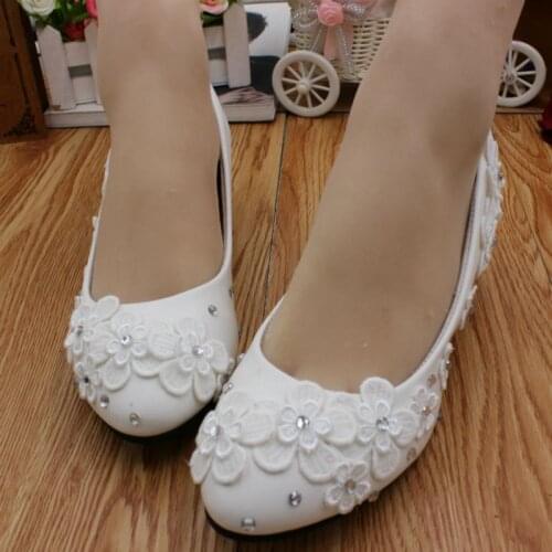 Low heel white lace wedding shoes woman fashion handmade HS014 new 2018 design bridal shoes low heel round toes lace pumps