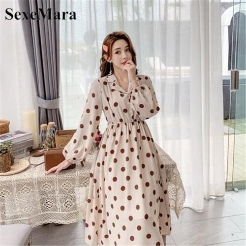 2020 Autumn and winter new Korean version of the v-neck lantern sleeves point point waist was thin in the long dress