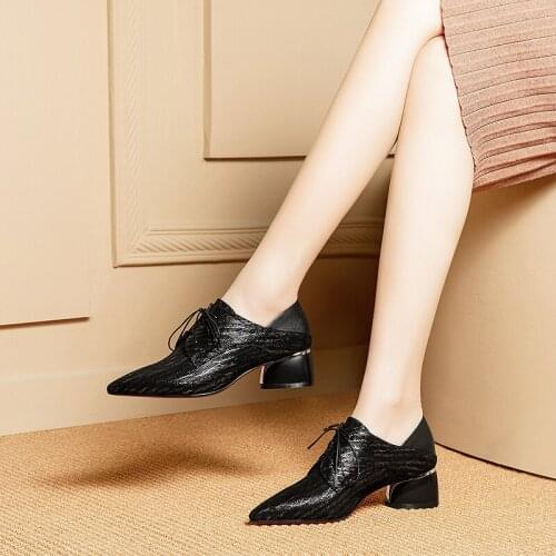 2019 Mid-heeled shoes with pointed leather ladies shoes deep mouth flower stitching womens shoes luxury casual shoes