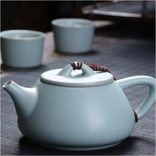 The manufacturer carefully crafts Ru kiln teapots for tea