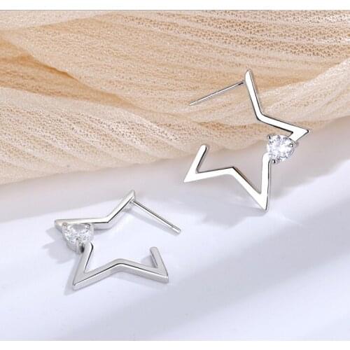 A Girl' New Small Hollow Star Earrings For Women Cute Fashion Star Pentagram Zircon Stud Earrings Minimalist Jewelry Oorbellen