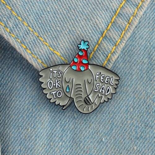 The elephant brooch with tears in the tears is filled with sad feelings and expresses the sad mood of thinking about your family