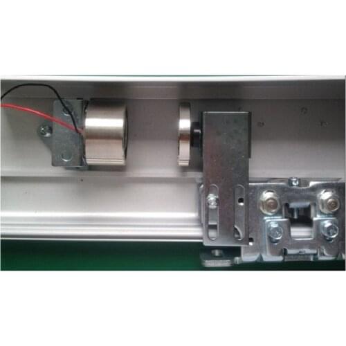 Automatic door lock automatic door with magnetic lock