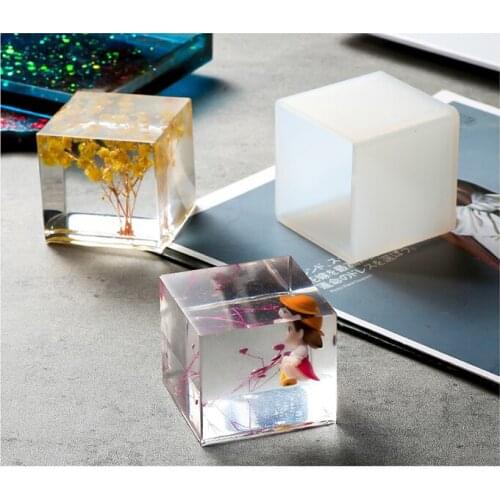 Handmade DIY Silicone Mold Pyramid, Crystal Epoxy Dry Flower Resin Ornaments with Hole Pendant Model UV Silicone