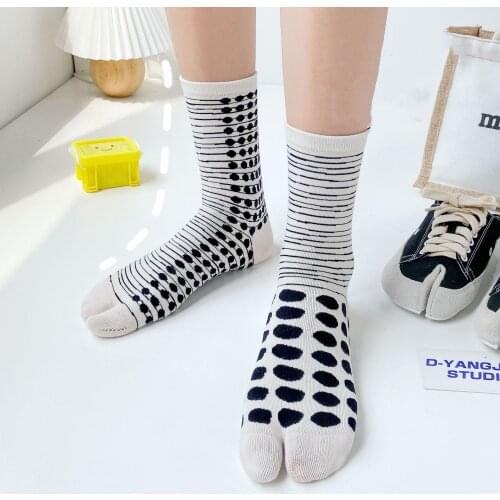 Autumn personality 1 pair Japanese Women Mens Cotton stripe Two Finger Socks Two Toe Short Socks Middle Tube