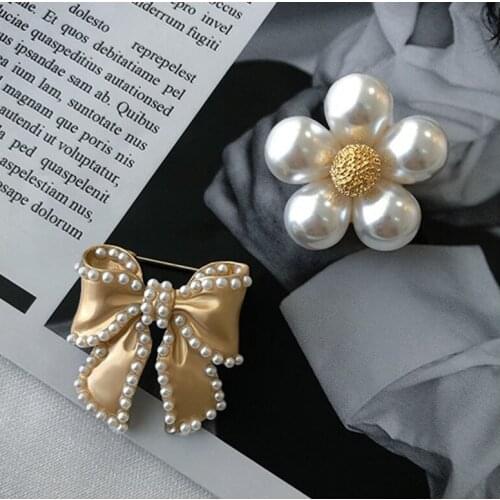 Fashion New Sweet Bow Flower Pearl Brooches Pins Elegant Temperament Women Badges Collar Pins Clothes Accessories