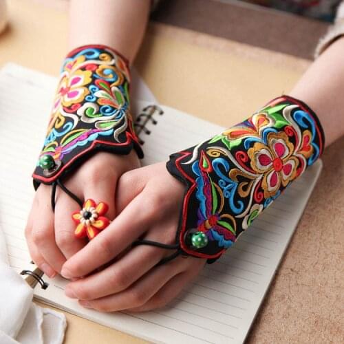 Yang Lipings same gloves: Retro national style, Chinese style, hand embroidered gloves, warm decoration, wrist guard Bracelet