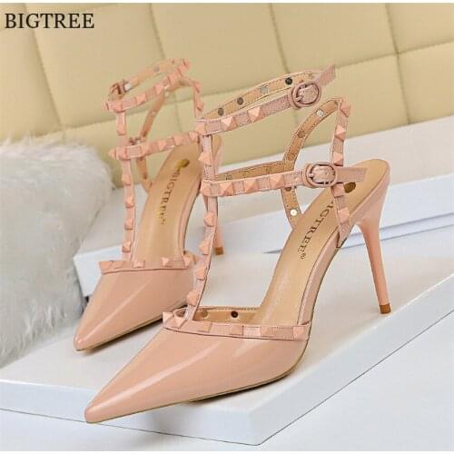 2021 Roman Rivet Hollow Sandals Women Stiletto Heels Patent Leather Shallow Shoes Pointed Ladies Sexy Dress Wedding Pumps Summer