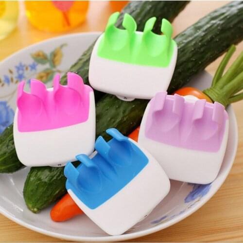 2020 New 1 Creative Finger Held Palm Peeler Easy Hold Kitchen Gadgets Vegetable Fruit Slicer Peeler Durable Kitchen Accessories