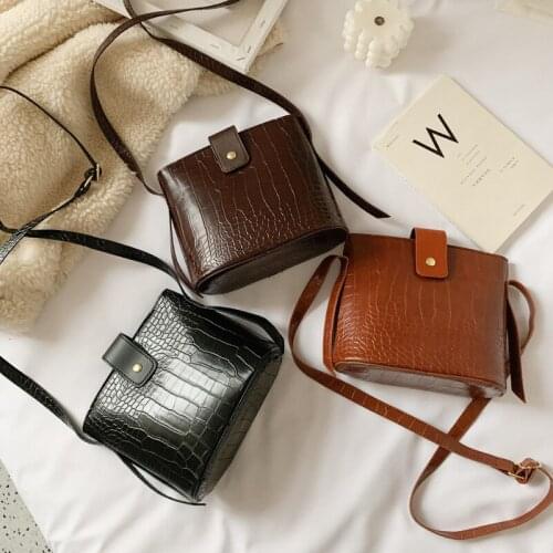 On the new small bag female 2021 new fashion retro crocodile pattern bucket bag texture online celebrity slung small square bag