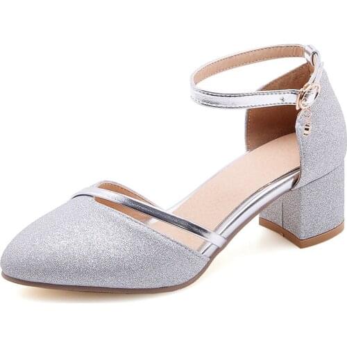 2019 spring and summer new product with thick buckle with hollow sandals 32-46