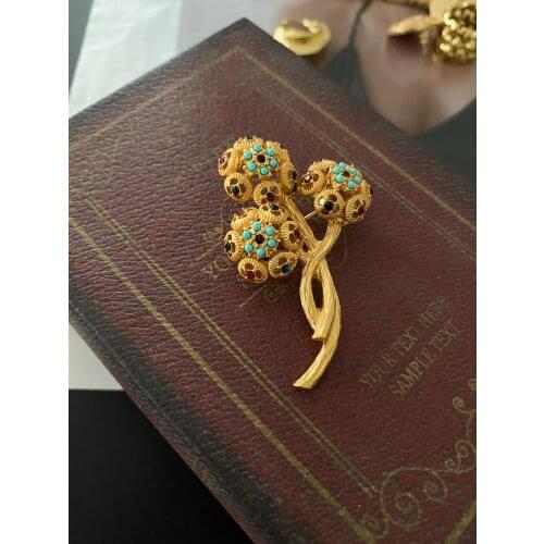 New product brass gold plated European and American retro gold flower brooch