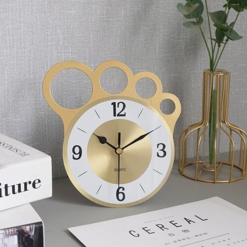 Luxury Creative Thumb Table Clocks Modern Design Wrought iron metal Desk Clock Watch for Home Living Room Decoration Crafts Gift