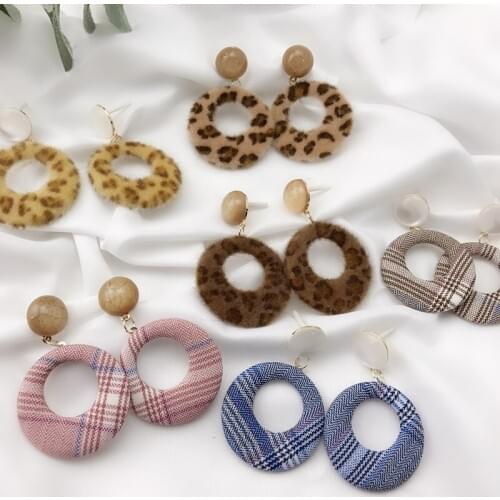 And winter South Korea net red earrings with leopard temperament Baroque hair ball popular fashion show thin face