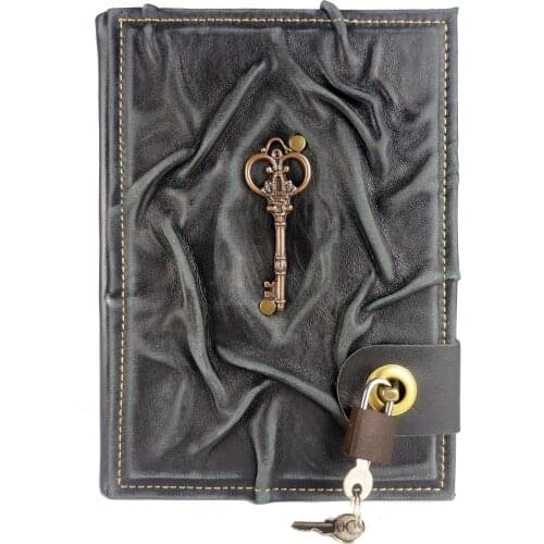 Antik Anahtar Figürlü Kilitli Defter Defter boyutu 17cm x 23cm, Sayfa Sayısı 384