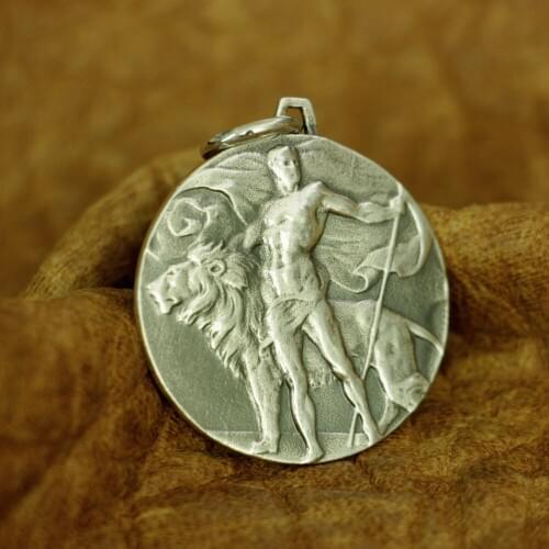 925 Sterling Silver Brave and Lion Pendant Mens Round Relief Pendant TA183