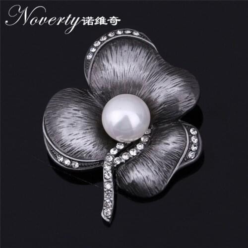 2019 New Fashion vintage Zinc Alloy flower and Pearl Brooch High-grade Scarf Buckle Accessories for Women Party Gifts