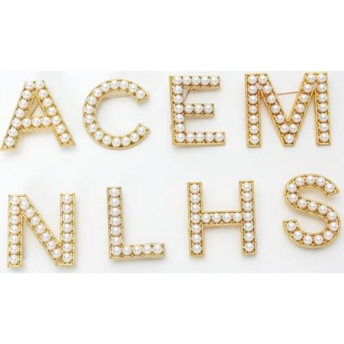 New 26 English Letters Pearl Brooch Gold Color Cardigan Shirt Lapel Pin Corsage Brooches for Women Clothing Accessories Jewelry
