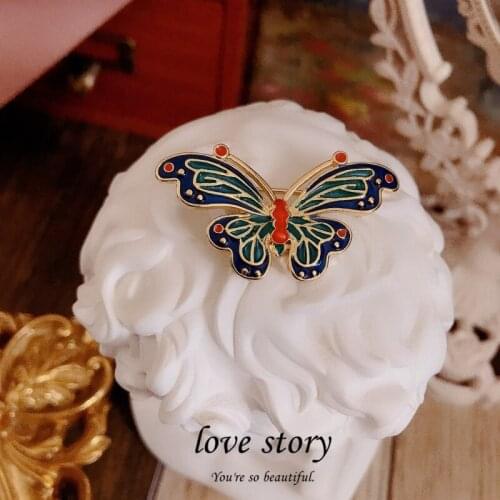 Butterfly hollow-out brooch joker palace restoring ancient ways is delicate and gentle western ripe female temperament